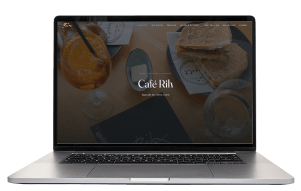 WordPress-Website für Café Rih auf einem aufgeklappten Laptop
